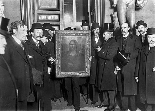 Photoshoot for the return of the painting of Leonardo La Gioconda at the Louvre Museum 1914