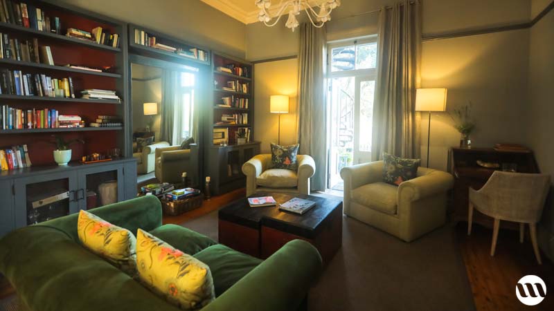 https://www.mandaley.fr/wp-content//2019/07/maison-d-hotes-de-charme-a-cape-town-salon.jpg