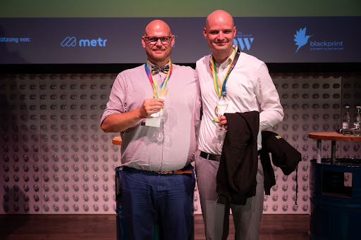 Zwei Vertreter des Gewinnerprojektes der Digitalpioniere 2022