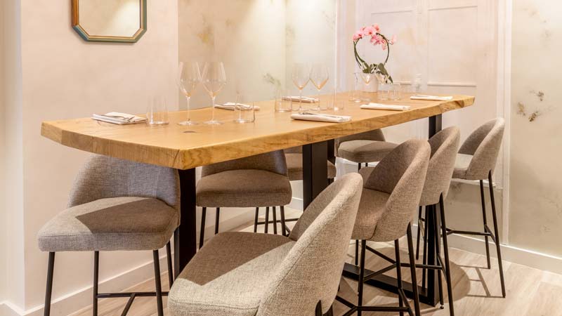 https://www.mandaley.fr/wp-content//2019/09/restaurant-gastronomique-a-paris-table-hote.jpg