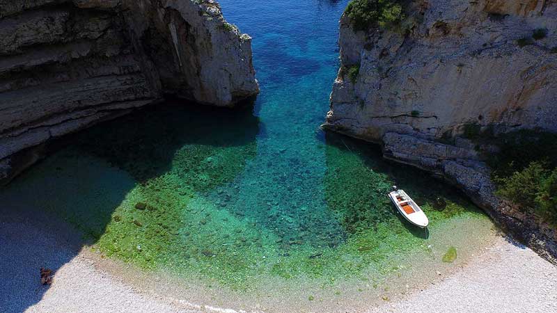 https://www.mandaley.fr/wp-content//criques-secretes-en-croatie-stiniva.jpg