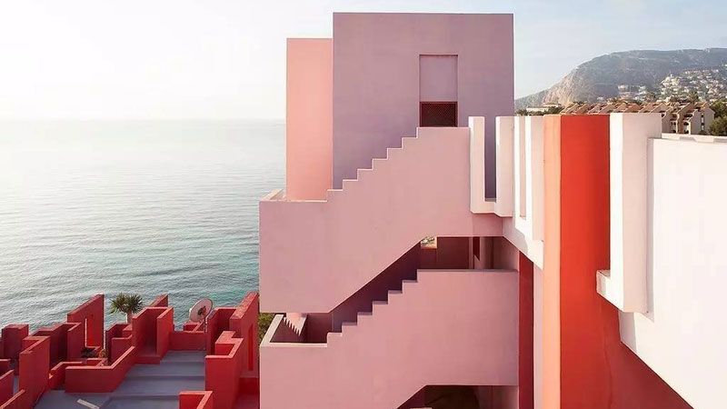 https://www.mandaley.fr/wp-content//2018/09/muralla-roja-3.jpg